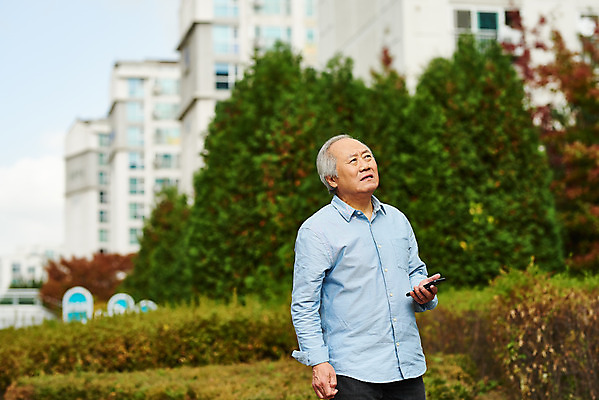 포토 JPG 주간 응시 할아버지 노년 남자 아파트 건강 한명 서기 들기 상반신 야외 앞모습 스마트폰 한국인 질병 고민 70대 건망증 아파트단지 치매 노화 노인남자한명만 국내포토 자연요소 1 시선 감정 뷰포인트 컨셉 의학 모션 주택 사람 동양인 성인 핸드폰 스마트기기 남자한명만 노인남자만 파일형식