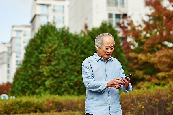 포토 JPG 주간 응시 할아버지 노년 남자 아파트 건강 한명 서기 들기 상반신 야외 앞모습 스마트폰 한국인 질병 고민 70대 건망증 아파트단지 치매 노화 노인남자한명만 국내포토 자연요소 1 시선 감정 뷰포인트 컨셉 의학 모션 주택 사람 동양인 성인 핸드폰 스마트기기 남자한명만 노인남자만 파일형식