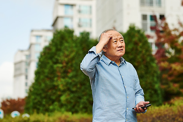 포토 JPG 주간 할아버지 노년 남자 생각 아파트 건강 한명 서기 들기 상반신 야외 앞모습 스마트폰 한국인 질병 고민 70대 건망증 아파트단지 치매 노화 노인남자한명만 긁기 국내포토 자연요소 1 감정 뷰포인트 컨셉 의학 모션 주택 사람 동양인 성인 핸드폰 스마트기기 남자한명만 노인남자만 파일형식