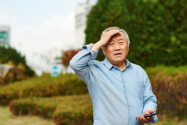 포토 JPG 주간 할아버지 노년 남자 생각 아파트 건강 한명 서기 들기 상반신 야외 앞모습 스마트폰 한국인 질병 고민 70대 건망증 아파트단지 치매 노화 노인남자한명만 국내포토 자연요소 1 감정 뷰포인트 컨셉 의학 모션 주택 사람 동양인 성인 핸드폰 스마트기기 남자한명만 노인남자만 파일형식