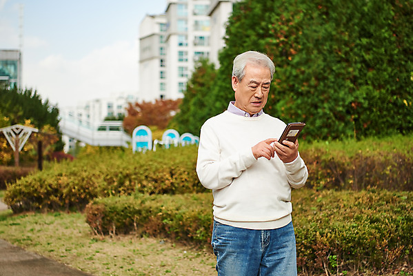 포토 JPG 주간 응시 할아버지 노년 남자 아파트 건강 한명 서기 들기 상반신 야외 앞모습 스마트폰 한국인 질병 고민 70대 건망증 아파트단지 치매 노화 노인남자한명만 국내포토 자연요소 1 시선 감정 뷰포인트 컨셉 의학 모션 주택 사람 동양인 성인 핸드폰 스마트기기 남자한명만 노인남자만 파일형식