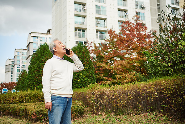 포토 JPG 주간 응시 할아버지 노년 남자 아파트 건강 한명 서기 들기 상반신 야외 옆모습 스마트폰 한국인 질병 고민 70대 통화 건망증 아파트단지 치매 노화 노인남자한명만 국내포토 자연요소 1 시선 감정 뷰포인트 컨셉 의학 모션 주택 사람 동양인 성인 핸드폰 스마트기기 남자한명만 노인남자만 파일형식