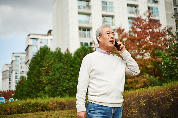 포토 JPG 주간 응시 할아버지 노년 남자 아파트 건강 한명 서기 들기 상반신 야외 앞모습 스마트폰 한국인 질병 고민 70대 통화 건망증 아파트단지 치매 노화 노인남자한명만 국내포토 자연요소 1 시선 감정 뷰포인트 컨셉 의학 모션 주택 사람 동양인 성인 핸드폰 스마트기기 남자한명만 노인남자만 파일형식