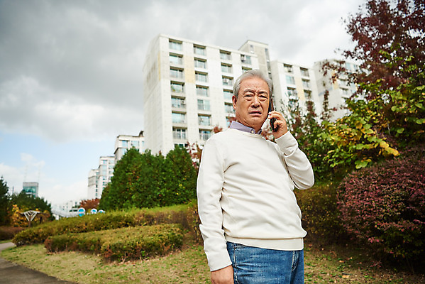 포토 JPG 주간 응시 할아버지 노년 남자 로우앵글 아파트 건강 한명 서기 들기 상반신 야외 앞모습 스마트폰 한국인 질병 고민 70대 통화 건망증 아파트단지 치매 노화 노인남자한명만 국내포토 자연요소 1 시선 감정 뷰포인트 컨셉 의학 모션 주택 사람 동양인 성인 핸드폰 스마트기기 남자한명만 노인남자만 파일형식