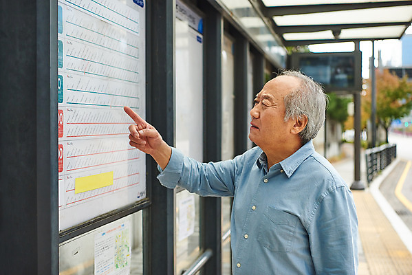 포토 JPG 주간 응시 할아버지 노년 남자 건강 한명 서기 상반신 야외 옆모습 한국인 가리킴 버스정류장 질병 고민 70대 건망증 버스표지판 치매 노화 노인남자한명만 국내포토 자연요소 1 시선 감정 뷰포인트 컨셉 의학 모션 사람 동양인 손짓 성인 표지판 역 남자한명만 노인남자만 파일형식