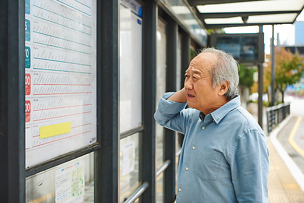 포토 JPG 주간 응시 할아버지 노년 남자 건강 한명 서기 상반신 야외 옆모습 한국인 버스정류장 질병 고민 70대 건망증 버스표지판 치매 노화 노인남자한명만 긁기 국내포토 자연요소 1 시선 감정 뷰포인트 컨셉 의학 모션 사람 동양인 성인 표지판 역 남자한명만 노인남자만 파일형식