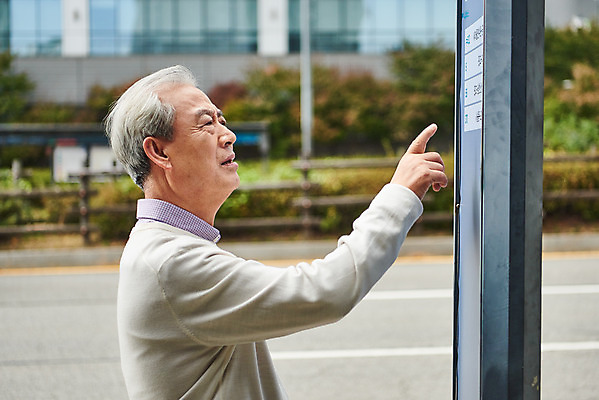 포토 JPG 주간 응시 할아버지 노년 남자 건강 한명 서기 손짓 상반신 야외 옆모습 한국인 가리킴 버스정류장 질병 고민 70대 건망증 버스표지판 치매 노화 노인남자한명만 국내포토 자연요소 1 시선 감정 뷰포인트 컨셉 의학 모션 사람 동양인 성인 표지판 역 남자한명만 노인남자만 파일형식