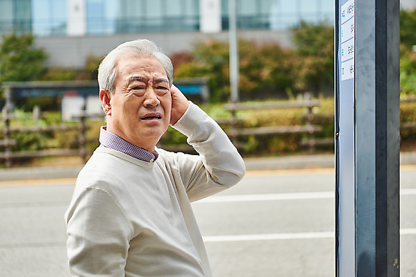 포토 JPG 주간 할아버지 노년 남자 건강 한명 서기 상반신 야외 옆모습 한국인 찡그림 버스정류장 질병 고민 70대 건망증 버스표지판 치매 노화 노인남자한명만 긁기 국내포토 자연요소 1 감정 뷰포인트 컨셉 의학 모션 표정 사람 동양인 성인 표지판 역 남자한명만 노인남자만 파일형식