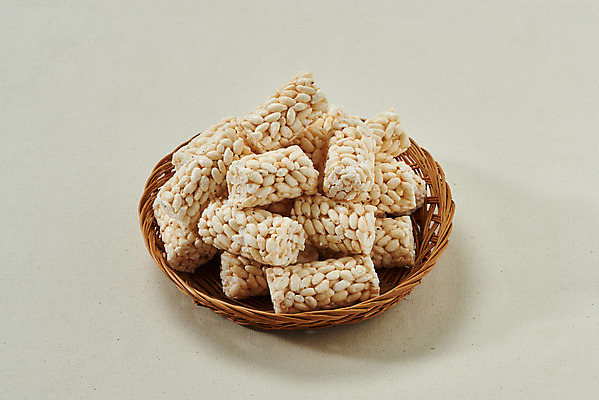 포토 JPG 스튜디오촬영 회색배경 디저트 실내 누끼 사람없음 과자 여러개 추억 복고 뻥튀기 쌀강정 쌀과자 전통과자 생과자 라탄바구니 국내포토 음식 다수 백그라운드 컨셉 내부 바구니 회색 강정 파일형식