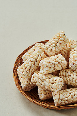 포토 JPG 스튜디오촬영 회색배경 디저트 실내 누끼 사람없음 과자 여러개 추억 복고 뻥튀기 쌀강정 전통과자 생과자 라탄바구니 국내포토 음식 다수 백그라운드 컨셉 내부 바구니 회색 강정 파일형식