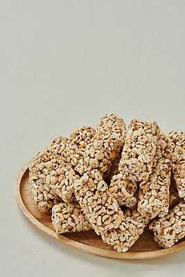 포토 JPG 스튜디오촬영 회색배경 디저트 실내 누끼 사람없음 바구니 과자 여러개 추억 천 복고 나무접시 뻥튀기 쌀강정 쌀과자 전통과자 생과자 국내포토 접시 음식 다수 백그라운드 컨셉 내부 회색 직물 강정 파일형식