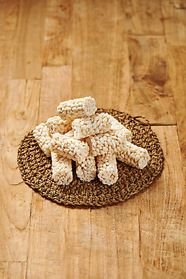 포토 JPG 스튜디오촬영 디저트 실내 누끼 사람없음 과자 여러개 추억 복고 뻥튀기 쌀강정 쌀과자 전통과자 라탄접시 생과자 나무배경 국내포토 접시 음식 다수 백그라운드 컨셉 내부 강정 파일형식