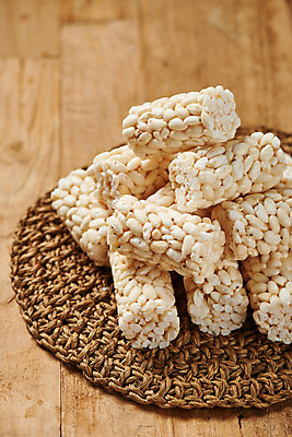 포토 JPG 스튜디오촬영 디저트 실내 누끼 사람없음 과자 여러개 추억 복고 뻥튀기 쌀강정 쌀과자 전통과자 라탄접시 생과자 나무배경 국내포토 접시 음식 다수 백그라운드 컨셉 내부 강정 파일형식