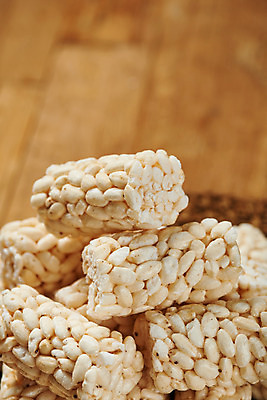 포토 JPG 스튜디오촬영 디저트 실내 누끼 근접촬영 사람없음 과자 여러개 추억 복고 뻥튀기 쌀강정 쌀과자 전통과자 생과자 나무배경 국내포토 음식 뷰포인트 다수 백그라운드 컨셉 내부 강정 파일형식