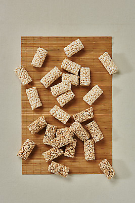 포토 JPG 스튜디오촬영 회색배경 디저트 실내 누끼 사람없음 하이앵글 과자 여러개 추억 복고 대나무발 뻥튀기 쌀강정 쌀과자 전통과자 플랫레이 생과자 국내포토 음식 뷰포인트 다수 백그라운드 컨셉 내부 회색 플랫 강정 파일형식