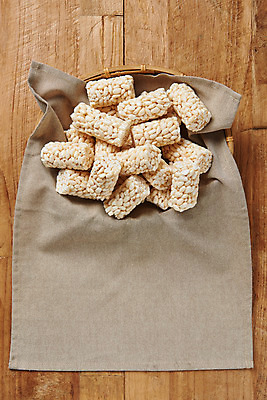 포토 JPG 스튜디오촬영 디저트 실내 누끼 사람없음 하이앵글 바구니 과자 여러개 추억 천 복고 뻥튀기 쌀강정 쌀과자 전통과자 플랫레이 생과자 나무배경 국내포토 음식 뷰포인트 다수 백그라운드 컨셉 내부 직물 플랫 강정 파일형식