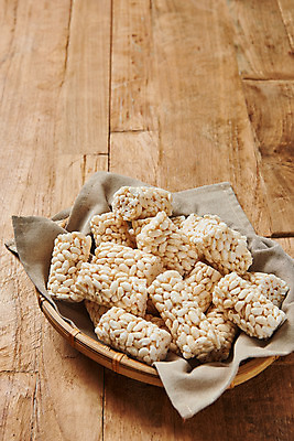 포토 JPG 스튜디오촬영 디저트 실내 누끼 사람없음 바구니 과자 여러개 추억 천 복고 뻥튀기 쌀강정 쌀과자 전통과자 생과자 나무배경 국내포토 음식 다수 백그라운드 컨셉 내부 직물 강정 파일형식