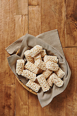 포토 JPG 스튜디오촬영 디저트 실내 누끼 사람없음 하이앵글 바구니 과자 여러개 추억 천 복고 뻥튀기 쌀강정 쌀과자 전통과자 플랫레이 생과자 나무배경 국내포토 음식 뷰포인트 다수 백그라운드 컨셉 내부 직물 플랫 강정 파일형식