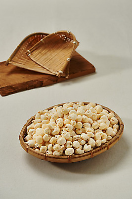 포토 JPG 스튜디오촬영 회색배경 디저트 실내 누끼 사람없음 과자 여러개 추억 키_도구 복고 강냉이 나무도마 뻥튀기 전통과자 생과자 라탄바구니 국내포토 음식 다수 백그라운드 컨셉 도마 내부 목재 바구니 회색 도구 파일형식