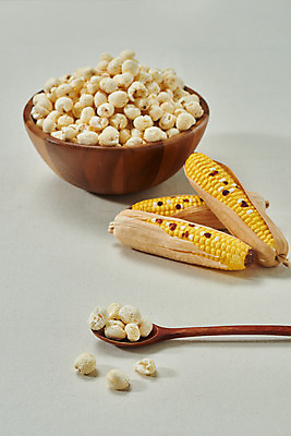 포토 JPG 스튜디오촬영 회색배경 디저트 실내 옥수수 누끼 사람없음 과자 여러개 추억 복고 나무숟가락 강냉이 나무그릇 뻥튀기 전통과자 생과자 국내포토 그릇 음식 다수 백그라운드 컨셉 곡류 내부 목재 숟가락 회색 파일형식