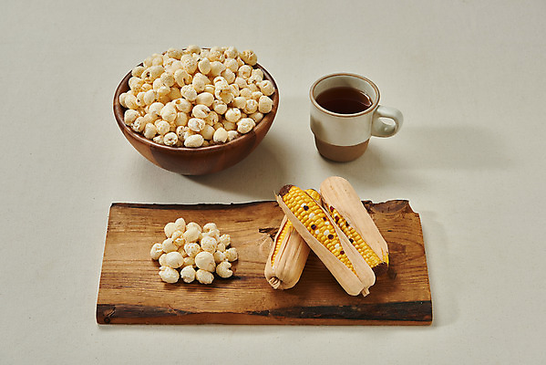 포토 JPG 스튜디오촬영 회색배경 디저트 실내 옥수수 누끼 사람없음 과자 여러개 차 추억 복고 강냉이 나무그릇 나무도마 뻥튀기 전통과자 생과자 국내포토 그릇 음료 음식 다수 백그라운드 컨셉 곡류 도마 내부 목재 회색 파일형식