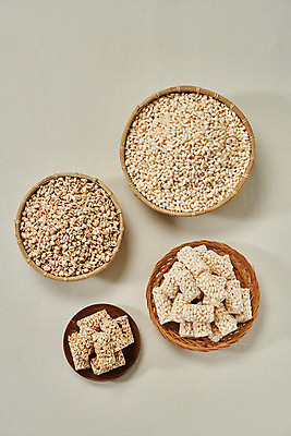 포토 JPG 스튜디오촬영 회색배경 디저트 실내 누끼 사람없음 하이앵글 과자 여러개 추억 복고 나무접시 쌀강정 전통과자 플랫레이 생과자 쌀튀밥 라탄바구니 국내포토 접시 음식 뷰포인트 다수 백그라운드 컨셉 내부 바구니 회색 플랫 강정 파일형식