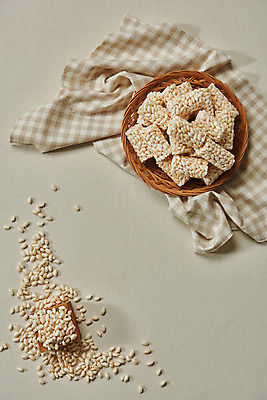 포토 JPG 스튜디오촬영 회색배경 디저트 실내 누끼 사람없음 하이앵글 과자 여러개 추억 천 복고 전통과자 플랫레이 라탄접시 생과자 쌀튀밥 국내포토 접시 음식 뷰포인트 다수 백그라운드 컨셉 내부 회색 직물 플랫 파일형식