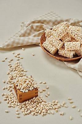 포토 JPG 스튜디오촬영 회색배경 디저트 실내 누끼 사람없음 과자 여러개 추억 천 복고 전통과자 라탄접시 생과자 쌀튀밥 국내포토 접시 음식 다수 백그라운드 컨셉 내부 회색 직물 파일형식