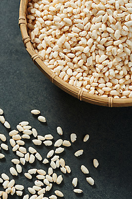 포토 JPG 스튜디오촬영 디저트 실내 누끼 근접촬영 사람없음 하이앵글 바구니 과자 여러개 추억 복고 전통과자 플랫레이 생과자 쌀튀밥 남색배경 국내포토 음식 뷰포인트 다수 백그라운드 컨셉 내부 플랫 남색 파일형식