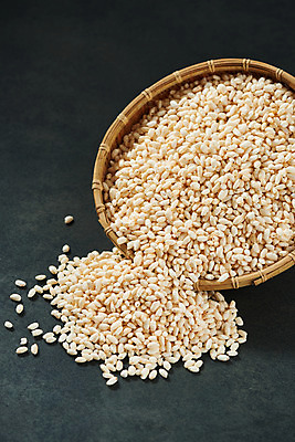 포토 JPG 스튜디오촬영 디저트 실내 누끼 사람없음 바구니 과자 여러개 추억 복고 쏟아짐 전통과자 생과자 쌀튀밥 남색배경 국내포토 음식 다수 백그라운드 컨셉 모션 내부 남색 파일형식