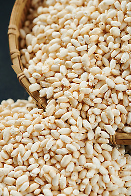 포토 JPG 스튜디오촬영 디저트 실내 누끼 근접촬영 사람없음 바구니 과자 여러개 추억 복고 쏟아짐 전통과자 생과자 쌀튀밥 남색배경 국내포토 음식 뷰포인트 다수 백그라운드 컨셉 모션 내부 남색 파일형식