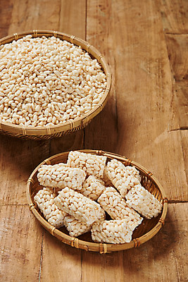 포토 JPG 스튜디오촬영 디저트 실내 누끼 사람없음 바구니 과자 여러개 추억 복고 쌀강정 전통과자 생과자 쌀튀밥 나무배경 국내포토 음식 다수 백그라운드 컨셉 내부 강정 파일형식