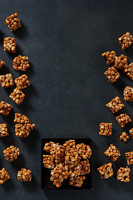 포토 JPG 스튜디오촬영 접시 디저트 실내 누끼 사람없음 하이앵글 과자 여러개 추억 복고 쌀강정 전통과자 플랫레이 생과자 오란다 남색배경 국내포토 식기 음식 뷰포인트 다수 백그라운드 컨셉 내부 플랫 남색 강정 파일형식