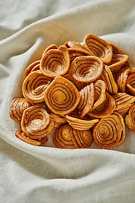 포토 JPG 스튜디오촬영 디저트 실내 누끼 사람없음 과자 여러개 추억 천 복고 전통과자 생과자 소라과자 국내포토 음식 다수 컨셉 내부 직물 파일형식