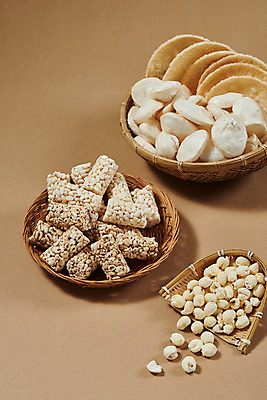 포토 JPG 스튜디오촬영 디저트 실내 누끼 사람없음 바구니 과자 여러개 추억 키_도구 복고 강냉이 뻥튀기 쌀강정 쌀과자 전통과자 갈색배경 생과자 떡뻥튀기 국내포토 음식 다수 백그라운드 컨셉 내부 갈색 도구 강정 파일형식