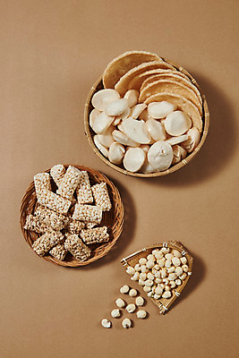 포토 JPG 스튜디오촬영 디저트 실내 누끼 사람없음 하이앵글 바구니 과자 여러개 추억 키_도구 복고 강냉이 뻥튀기 쌀강정 쌀과자 전통과자 플랫레이 갈색배경 생과자 떡뻥튀기 국내포토 음식 뷰포인트 다수 백그라운드 컨셉 내부 갈색 도구 플랫 강정 파일형식