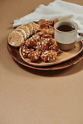 포토 JPG 스튜디오촬영 접시 디저트 실내 누끼 사람없음 과자 여러개 차 추억 천 복고 전통과자 갈색배경 생과자 오란다 소라과자 매화과자 국내포토 식기 음료 음식 다수 백그라운드 컨셉 내부 갈색 직물 파일형식