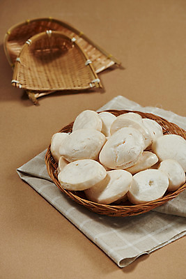 포토 JPG 스튜디오촬영 디저트 실내 누끼 사람없음 과자 여러개 추억 천 키_도구 복고 전통과자 갈색배경 생과자 떡뻥튀기 라탄바구니 국내포토 음식 다수 백그라운드 컨셉 내부 갈색 바구니 도구 직물 뻥튀기 파일형식