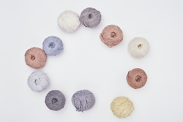 포토 JPG 스튜디오촬영 겨울 재료 재질 실내 따뜻함 사람없음 하이앵글 여러개 털실 포근함 오브젝트 흰배경 질감 실뭉치 부자재 플랫레이 국내포토 계절 뷰포인트 다수 백그라운드 내부 흰색 감각 플랫 실 파일형식