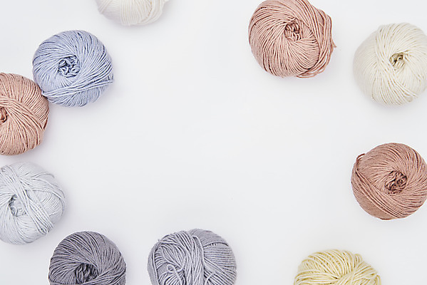 포토 JPG 스튜디오촬영 겨울 재료 재질 실내 따뜻함 사람없음 하이앵글 여러개 털실 포근함 오브젝트 흰배경 질감 실뭉치 부자재 플랫레이 국내포토 계절 뷰포인트 다수 백그라운드 내부 흰색 감각 플랫 실 파일형식