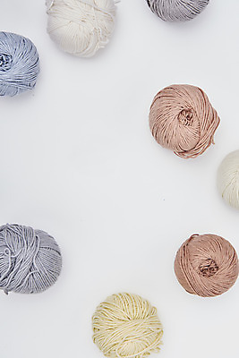 포토 JPG 스튜디오촬영 겨울 재료 재질 실내 따뜻함 사람없음 하이앵글 여러개 털실 포근함 오브젝트 흰배경 질감 실뭉치 부자재 플랫레이 국내포토 계절 뷰포인트 다수 백그라운드 내부 흰색 감각 플랫 실 파일형식