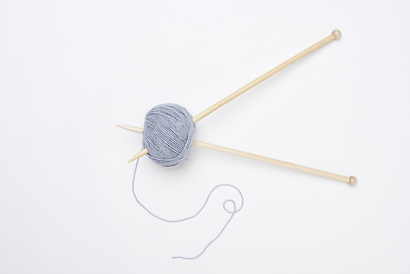 포토 JPG 스튜디오촬영 겨울 재료 재질 실내 따뜻함 사람없음 하이앵글 한개 털실 포근함 오브젝트 흰배경 질감 실뭉치 대바늘 부자재 플랫레이 국내포토 1 계절 뷰포인트 백그라운드 내부 흰색 감각 플랫 실 파일형식