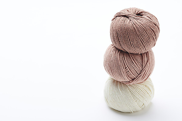 포토 JPG 스튜디오촬영 겨울 재료 재질 실내 따뜻함 사람없음 쌓기 세개 털실 포근함 오브젝트 흰배경 질감 실뭉치 부자재 국내포토 계절 백그라운드 모션 3 내부 흰색 감각 실 파일형식