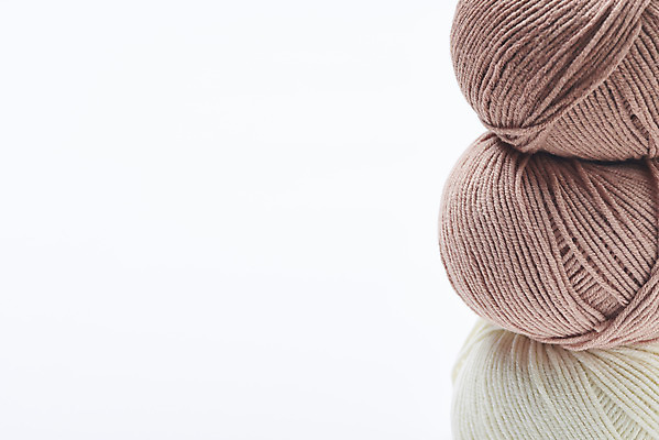 포토 JPG 스튜디오촬영 겨울 재료 재질 실내 따뜻함 근접촬영 사람없음 쌓기 세개 털실 포근함 오브젝트 흰배경 질감 실뭉치 부자재 국내포토 계절 뷰포인트 백그라운드 모션 3 내부 흰색 감각 실 파일형식