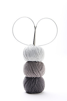 포토 JPG 스튜디오촬영 겨울 재료 재질 실내 따뜻함 사람없음 쌓기 하트 세개 털실 포근함 오브젝트 흰배경 질감 실뭉치 대바늘 부자재 국내포토 모양 계절 백그라운드 모션 3 내부 흰색 감각 실 파일형식