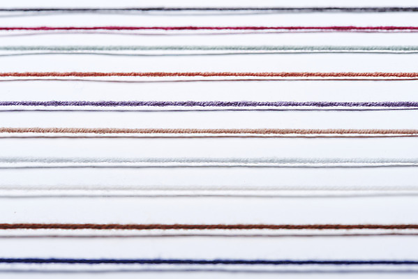 포토 JPG 스튜디오촬영 선 겨울 패턴 재료 재질 실내 따뜻함 사람없음 하이앵글 컬러풀 여러개 털실 포근함 오브젝트 흰배경 질감 일렬 부자재 플랫레이 국내포토 계절 뷰포인트 컬러 다수 백그라운드 무늬 내부 흰색 감각 플랫 실 파일형식