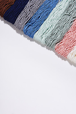 포토 JPG 스튜디오촬영 겨울 재료 재질 실내 따뜻함 사람없음 하이앵글 컬러풀 여러개 털실 포근함 오브젝트 흰배경 질감 일렬 부자재 플랫레이 국내포토 계절 뷰포인트 컬러 다수 백그라운드 내부 흰색 감각 플랫 실 파일형식