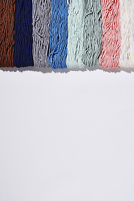 포토 JPG 스튜디오촬영 겨울 재료 재질 실내 따뜻함 사람없음 하이앵글 컬러풀 여러개 털실 포근함 오브젝트 흰배경 질감 일렬 부자재 플랫레이 국내포토 계절 뷰포인트 컬러 다수 백그라운드 내부 흰색 감각 플랫 실 파일형식