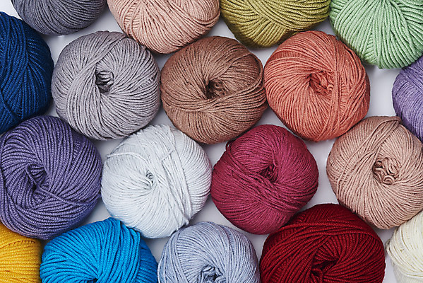 포토 JPG 스튜디오촬영 겨울 재료 재질 실내 따뜻함 사람없음 하이앵글 컬러풀 여러개 털실 포근함 오브젝트 질감 실뭉치 부자재 플랫레이 국내포토 계절 뷰포인트 컬러 다수 내부 감각 플랫 실 파일형식