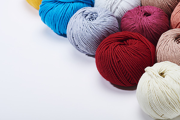 포토 JPG 스튜디오촬영 겨울 재료 재질 실내 따뜻함 근접촬영 사람없음 컬러풀 여러개 털실 포근함 오브젝트 흰배경 질감 실뭉치 부자재 국내포토 계절 뷰포인트 컬러 다수 백그라운드 내부 흰색 감각 실 파일형식